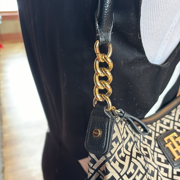 Tommy Hilfiger Signature Black/Tan Logo Purse Leather and Gold Chain Accents - Picture 3 of 6